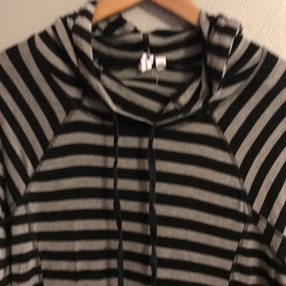 EUC Cable & Gauge black and grey stripped top - Picture 2 of 4